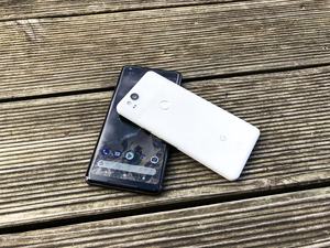 Dank größerer Rückseite drosselt das Pixel 2 XL später und weniger stark als das Pixel 2