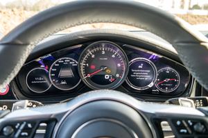 Porsche setzt im Panamera auf einen analogen Drehzahlmesser und zwei Displays mit je 7 Zoll für diverse Funktionen