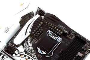 Satte 14 Spulen kümmern sich beim ASRock Z270 Taichi um die CPU-Spannungsversorgung.