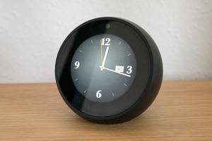 Mit dem Echo Spot bietet Amazon eine sinnvolle Ergänzung der Echo-Familie, die vor allem im Schlafzimmer und auf dem Schreibtisch überzeugt