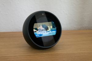 Zwar kann der Echo Spot auch Videos, beispielsweise Nachrichtensendungen, wiedergeben, viel Freude bereitet das aber nicht