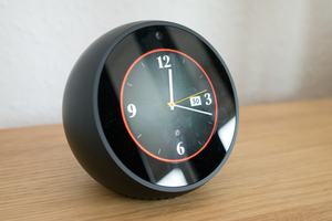 Das 2,5 Zoll große Display des Echo Spot ist insgesamt gut, der rote Ring signalisiert die Abschaltung von Mikrofonen und Kamera