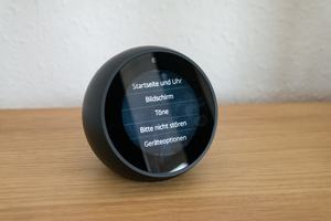 Die Einrichtung des Echo Spot wird durch den Touchscreen erleichtert