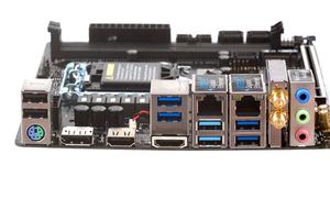 Das I/O-Panel beim ASRock H370M-ITX/ac im Überblick.