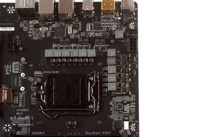 Die LGA1151-CPU wird von elf Spulen versorgt.