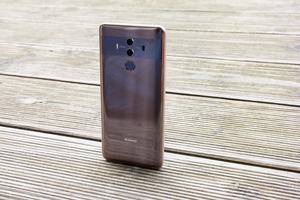 Auffällig ist vor allem die gläserne Rückseite des Mate 10 Pro, der farblich abgesetzte Streifen geht je nach Perspektive aber unter