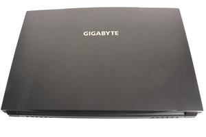 Gigabyte Sabre 17-W8 im Test