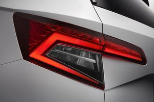 Die Lichtgrafik des Karoq fällt Skoda-typisch aus, dennoch erinnert vor allem das Heck des SUVs an den Konzernbruder Seat Ateca (Bild: Skoda)