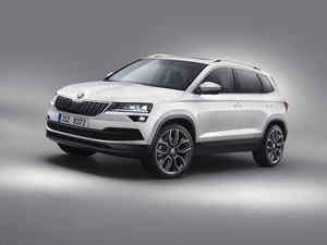 Vorne eigenständig, aber Heck und Profil des Skoda Karoq erinnern stark an den Seat Ateca (Bild: Skoda)