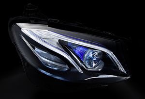 In den derzeit angebotenen Multibeam-LED-Schinwerfern von Mercedes-Benz stecken 82 einzelne LEDs (©: Daimler)