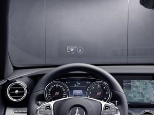 Das optionale Head-Up-Display blendet alle wichtigen Daten ein (©: Mercedes-Benz)