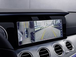 360-Grad-Kamera und Ultraschallsensoren helfen beim Ein- und Ausparken (©: Mercedes-Benz)