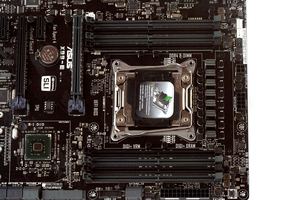 Auch beim X99-E hat ASUS acht CPU-Spulen verlötet.