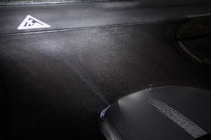 DIGITAL LIGHT: Mit der neuen HD-Scheinwerfergeneration lassen sich hochauflösende Projektionen auf die Straße beamen. ;  DIGITAL LIGHT: The new generation of HD headlamps can project high-resolution images onto the road surface.; Mercedes-Benz Digital Light (©: Mercedes-Benz)