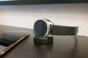 Geladen wird die Gear S3 induktiv im mitgelieferten Dock