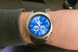 Die Samsung Gear S3 ist im Vergleich zum Vorgänger gewachsen und damit eher für dickere Handgelenke geeignet