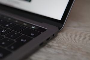 Apple MacBook Pro mit Touch Bar