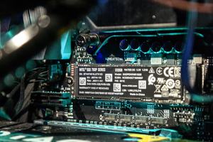 Die Intel SSD 760p schneidet in fast allen Punkten besser als die SSD 600p ab, kann mit wichtigen Mitbewerbern aber nicht mithalten