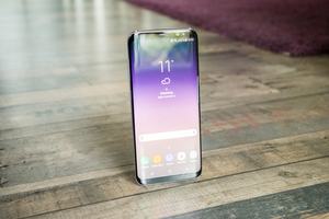 Das Display des Samsung Galaxy S8 bietet eine ausreichende Helligkeit und gute Farbdarstellung, zudem ist es HDR-zertifiziert