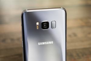 Der Fingerabdrucksensor (rechts neben der Kamera) Samsung Galaxy S8 ist schlecht zu erreichen und arbeitet unpräzise