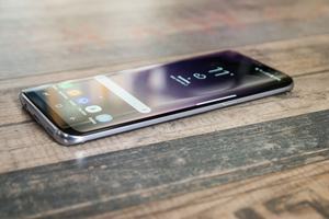 Von rechts und links betrachtet erinnert das Samsung Galaxy S8 vor allem an das Galaxy S7 edge