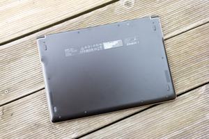 Nach dem Entfernen der Bodenplatte können SSD und WLAN-Modul des Swift 7 getauscht werden