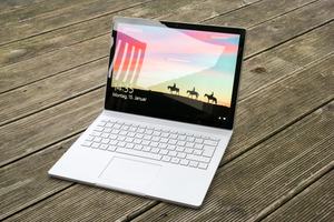 Nur im Freien kann das Display des Microsoft Surface Book 2 nicht immer überzeugen - alle anderen Aspekte gefallen