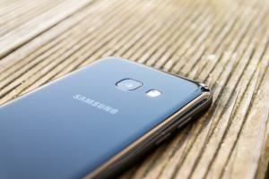 Beim Gehäuse beider Smartphones setzt Samsung auf Glas und Aluminium (Galaxy A3)