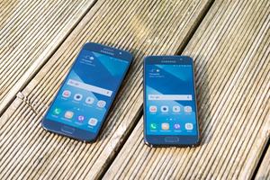 Im manuellen Modus sind beide Displays zu dunkel, erst die Automtik schafft Abhilfe (Galaxy A3 rechts, Galaxy A5 links)