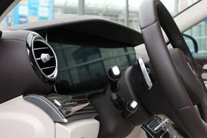 Für das Widescreen Cockpit verlangt Mercedes-Benz rund 1.000 Euro zusätzlich