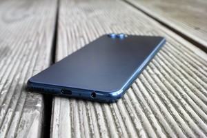 Das Honor View 10 ist optisch eher unauffällig gestaltet und gut verarbeitet