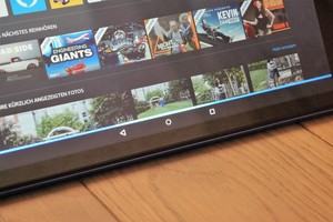 Amazon Fire HD 10: Hört Alexa zu, wird dies durch einen blauen Streifen auf dem Display signalisiert