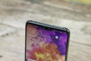 Wer sich an der Display-Aussparung des Huawei P20 Pro stört, kann sie mit einem schwarzen Blaken kaschieren