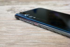 Optische Gimmicks wie hier bei der Standbytaste täuschen nicht über kleinere Verarbeitungsmängel beim Huawei P20 Pro hinweg