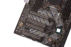 Die Erweiterungssteckplätze beim ASRock Fatal1ty X299 Professional Gaming i9.