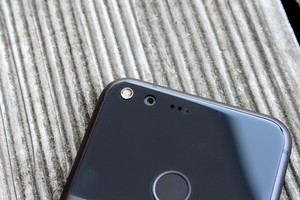 Das Pixel XL bietet Doppel-LED und einen aktuellen Sony-Sensor, aber keinen OIS