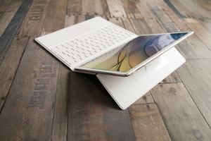 Anders als der Vorgänger kann das Huawei MateBook E dank Scharnier im Deckel flexibler aufgestellt werden