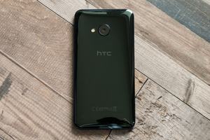 Mit 2.500 mAh fällt der Akku des HTC U Play vergleichsweise klein aus - dabei ist das Gehäuse 8 mm dick