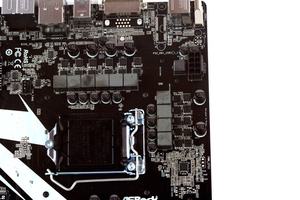 Die LGA1151-CPU wird von zehn Spulen mit Strom versorgt.