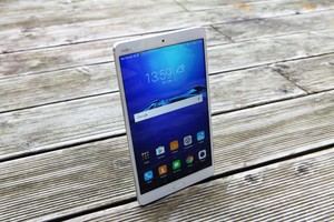 Die Front des Huawei MediaPad M3 ist schlicht gehalten