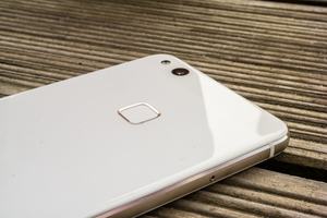 Beim P10 lite vertraut Huawei wieder auf die altbewährte Position für den Fingerabdrucksensor