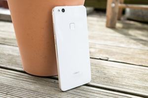 Der 3.000 mAh fassende Akku des Huawei P10 lite hält bis zu rund zwei Tage durch