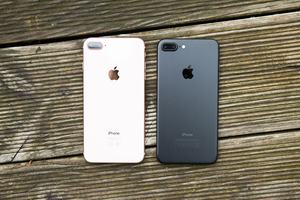 Im Vergleich mit dem iPhone 7 Plus fällt zunächst nur die nun gläserne Rückseite des iPhone 8 Plus auf