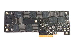 Die Rückseite der Intel Optane SSD 900P mit abgeschraubter Backplate.