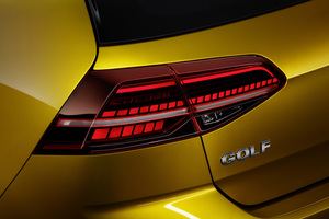 Am Heck des Golf 7 gibt es mit dem Facelift eine neue Lichtsignatur (©: Volkswagen)