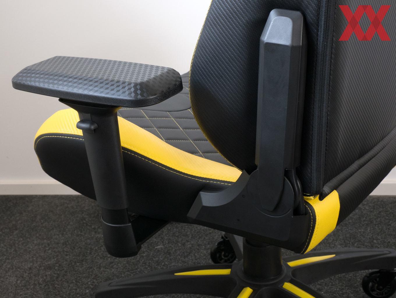 hardwareluxx galerie  corsair t1 race gaming chair