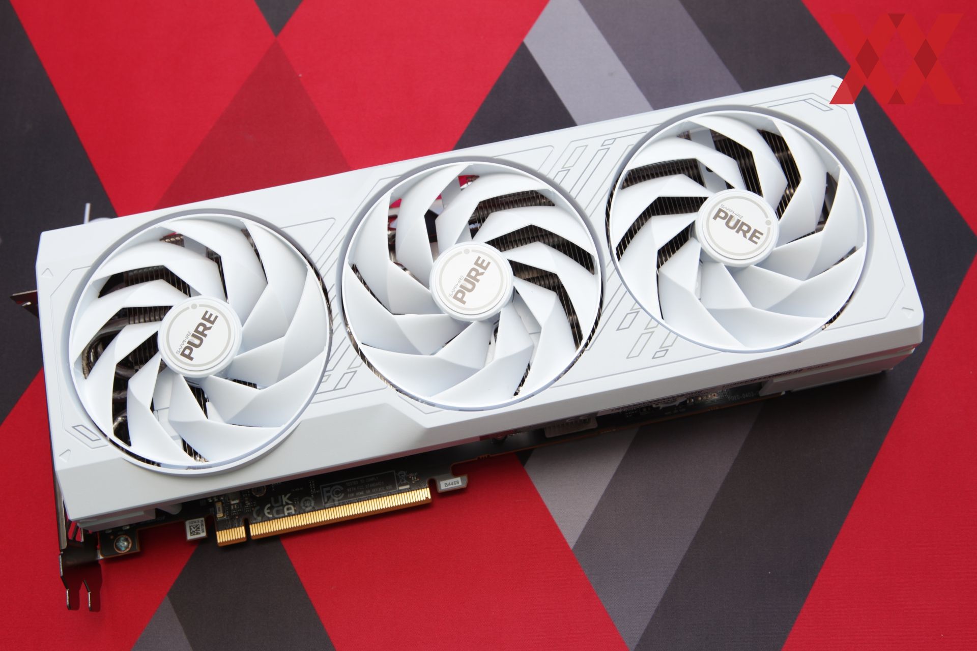 Тест и обзор: Sapphire Pure Radeon RX 7700 XT – белая бюджетная видеокарта  - Hardwareluxx Russia