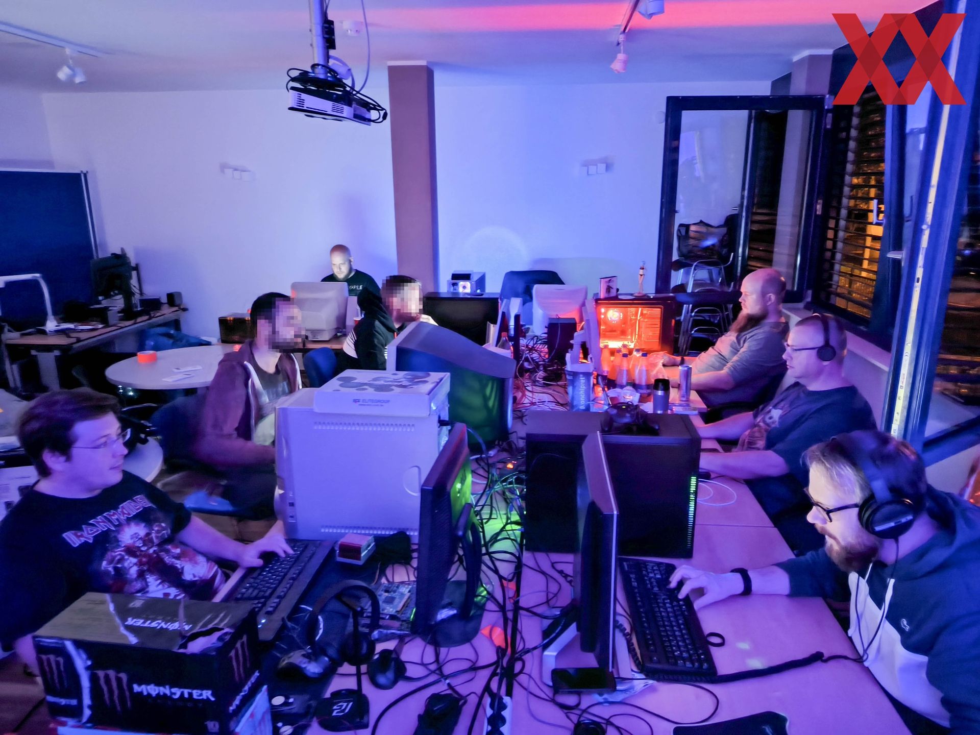 Репортаж с Retro LAN Party: комплектующие начала нулевых - Hardwareluxx  Russia