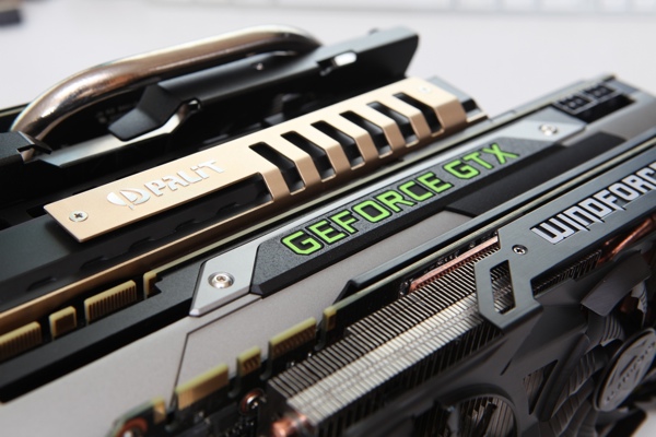 Jeweils zwei GeForce GTX 980 und GTX 970