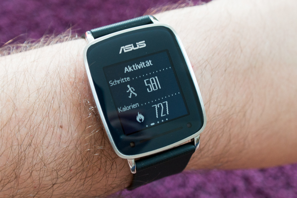 Das Display kennt man von der Pebble, das Design von der ZenWatch